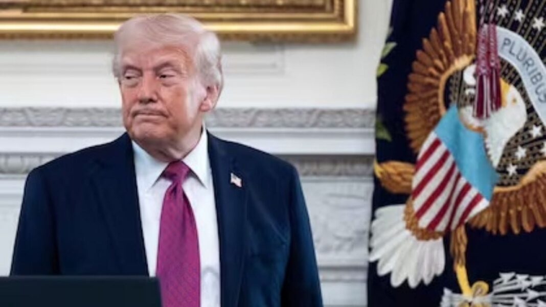 Bandera de Estados Unidos e Irán con fondo de mapa de Pakistán