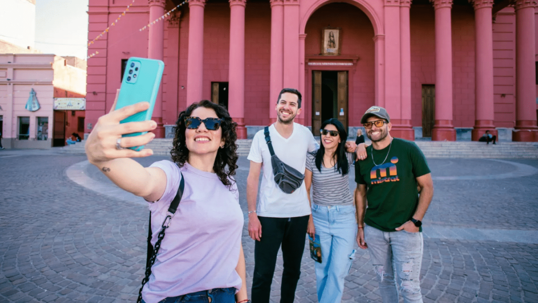 Turistas visitando puntos emblemáticos de la ciudad de San Fernando del Valle de Catamarca