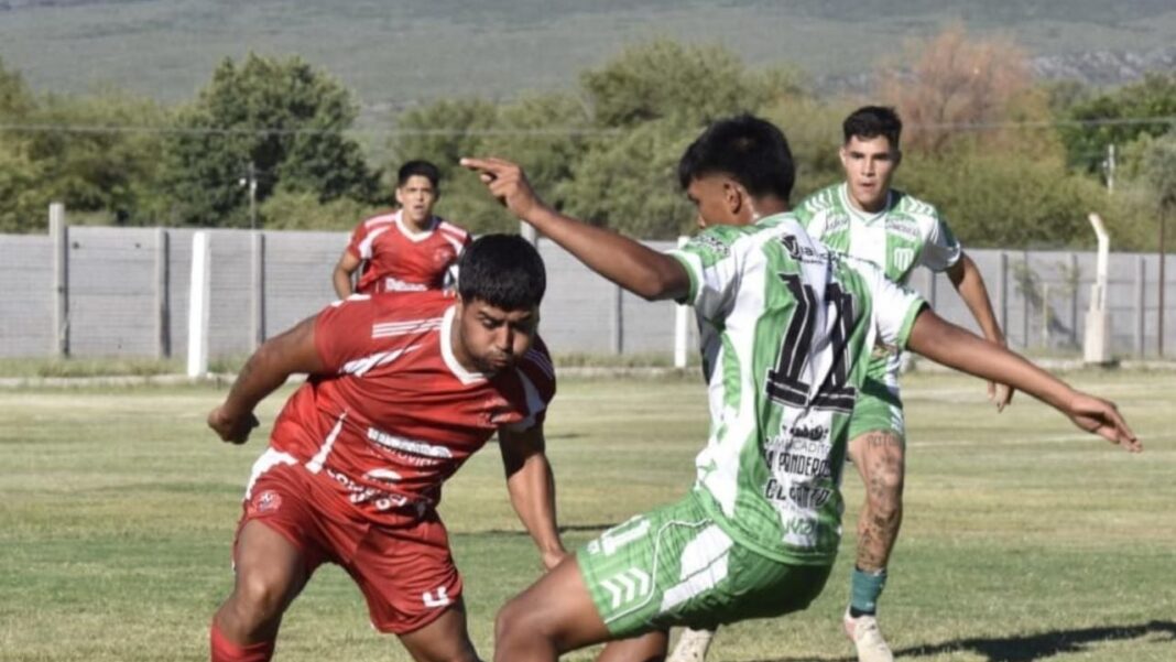 Jugadores de fútbol durante un partido del torneo Provincial de Catamarca