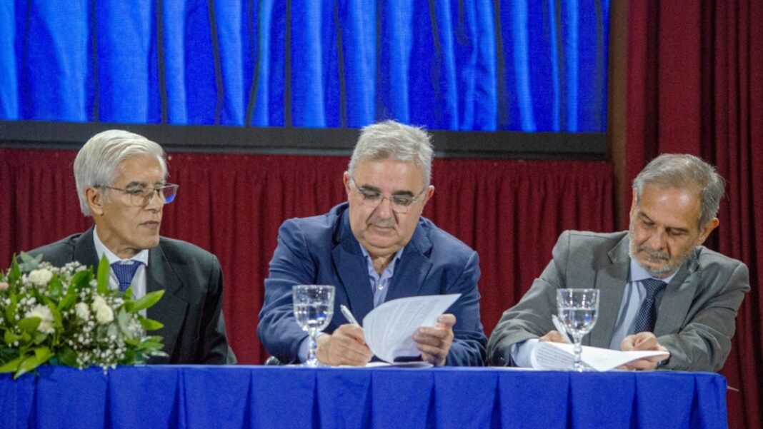 Autoridades en el acto de inauguración de la carrera de Medicina en la UNCA