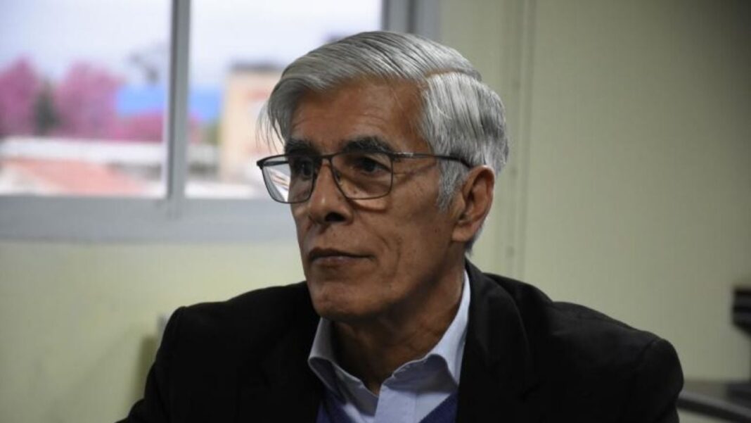 Rector Oscar Arellano de la Universidad Nacional de Catamarca (UNCA) durante una declaración sobre el financiamiento universitario.