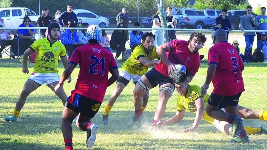 Jugadores de rugby durante un partido de la Unión Andina
