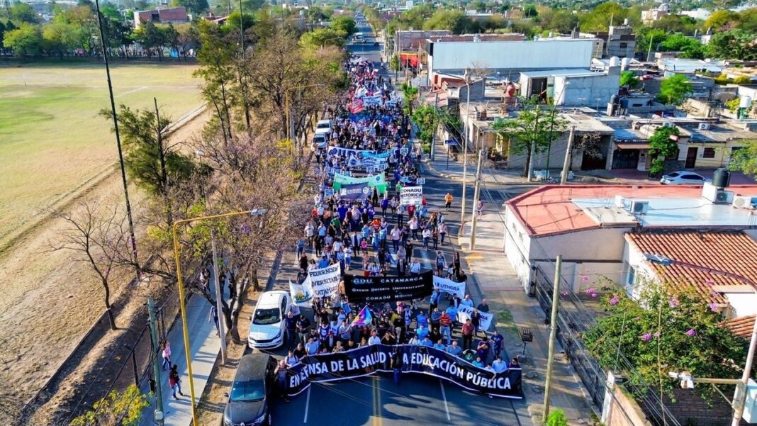Estudiantes y docentes universitarios marchando en Plaza de Mayo con carteles