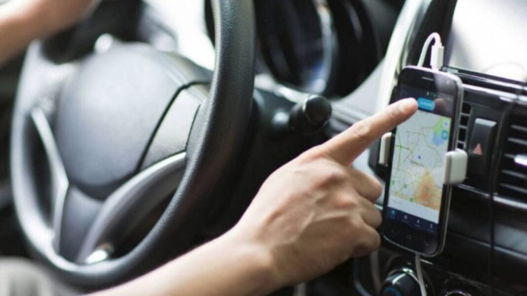 Ilustración de un teléfono móvil mostrando la aplicación de transporte DiDi