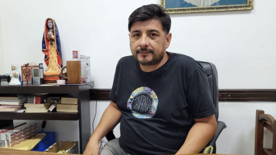 Juan Vergara, secretario general de UTA Catamarca-La Rioja, durante una entrevista radial.