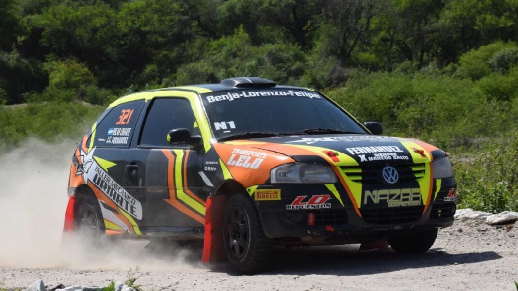 Vehículo de rally compitiendo en un camino de tierra de Catamarca, paisaje serrano de fondo.