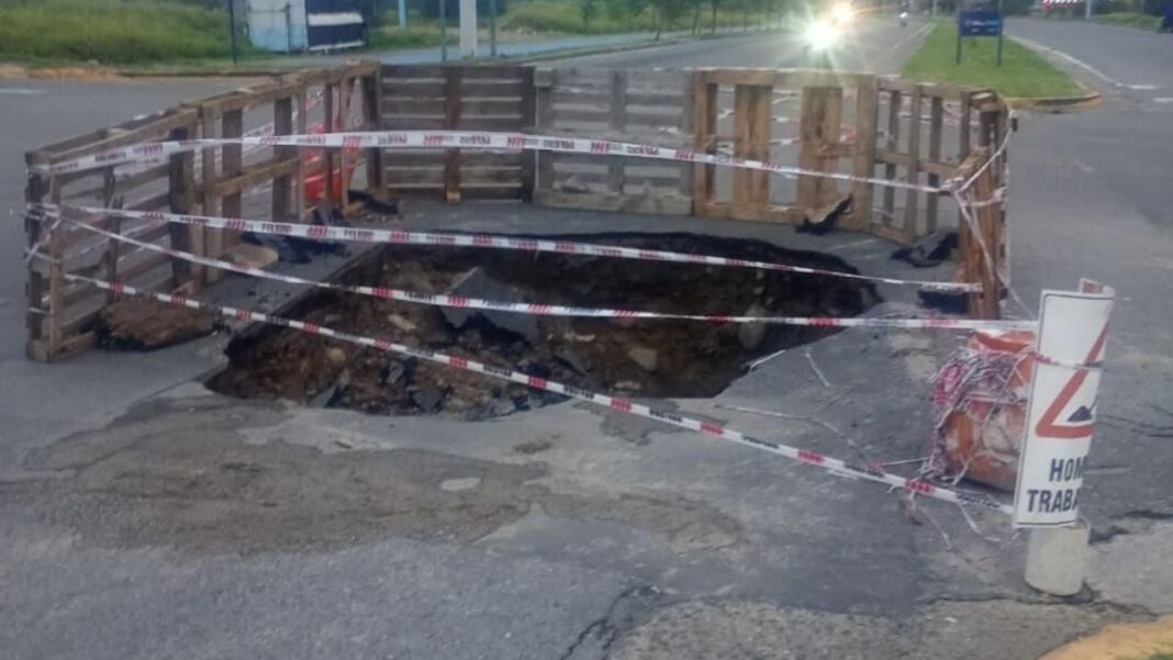 Fotografía que muestra un pozo o hundimiento en la intersección de dos avenidas en Catamarca
