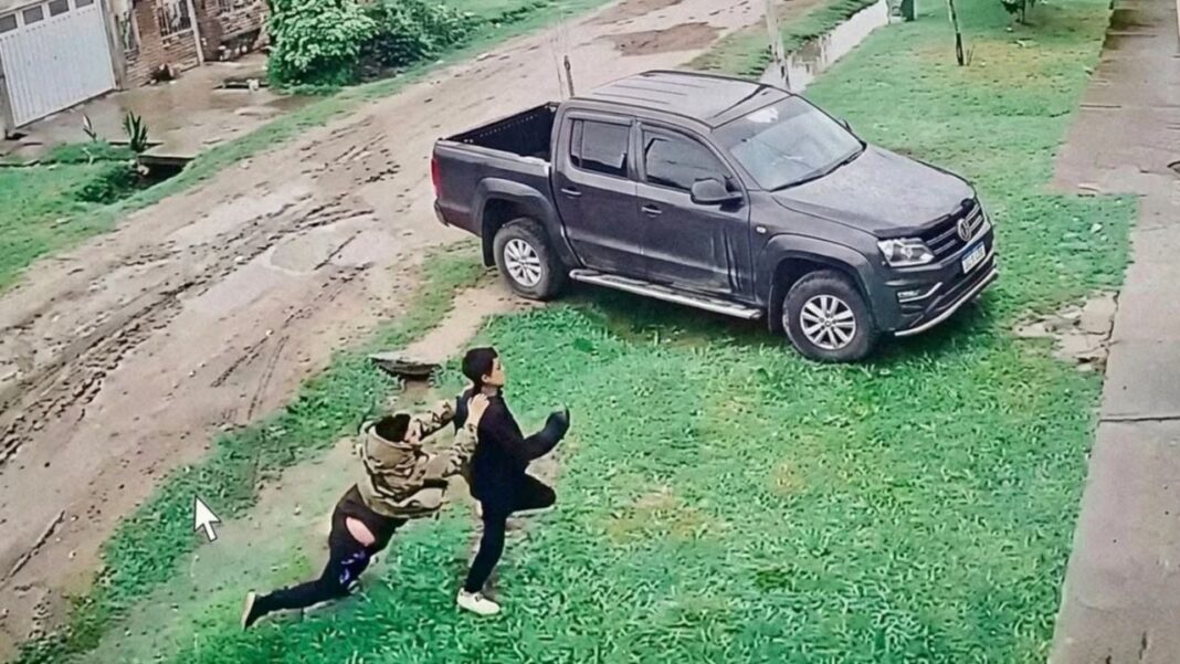 Vecinos reducen a un delincuente en la vereda tras un intento de robo en Santa Fe