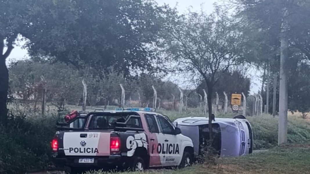 Vehículo volcado en la entrada del Catamarca Rugby Club, Parque América.