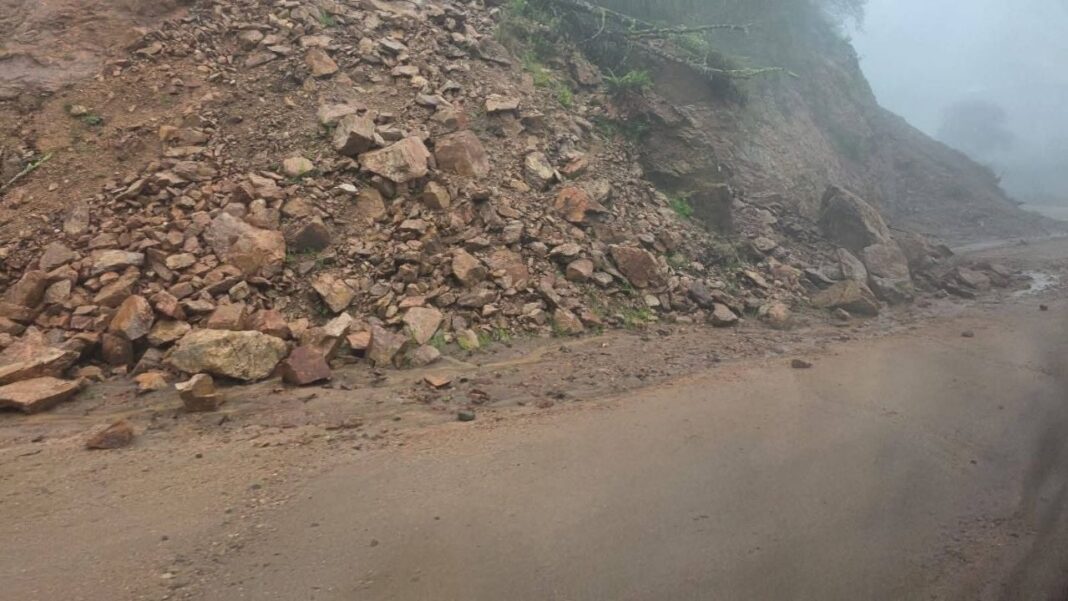 Maquinaria vial trabajando en una ruta de montaña con barro y desprendimientos en Catamarca