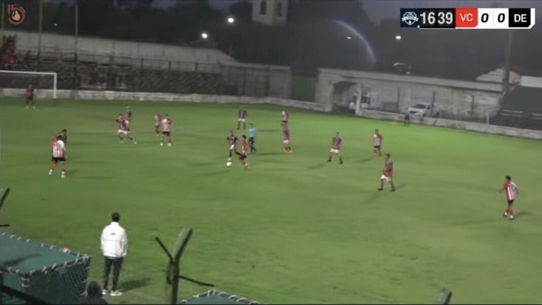 Jugadores de Villa Cubas y Defensores de Esquiu durante el partido de la Copa Beato Mamerto Esquiú