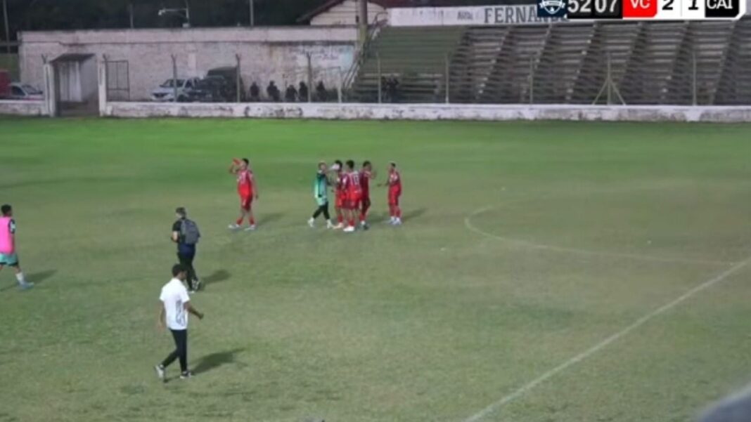 Jugadores de Villa Cubas celebran un gol durante el partido del Torneo Apertura en el estadio Malvinas Argentinas, Catamarca.