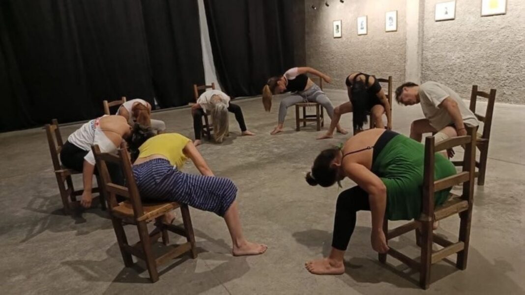Grupo de personas participando en una clase de danza comunitaria en un espacio cultural de Villa Dolores, Catamarca.