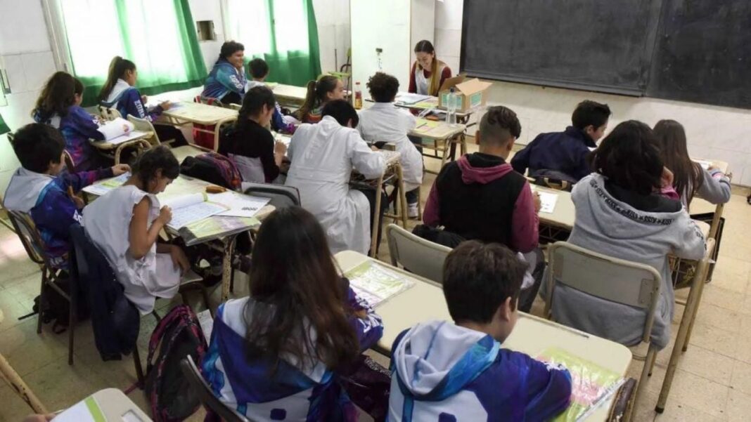 Ilustración de un voucher o comprobante educativo con símbolos de escuela y familia.