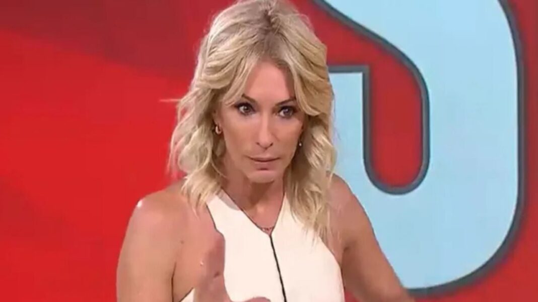 Yanina Latorre en estudio de radio