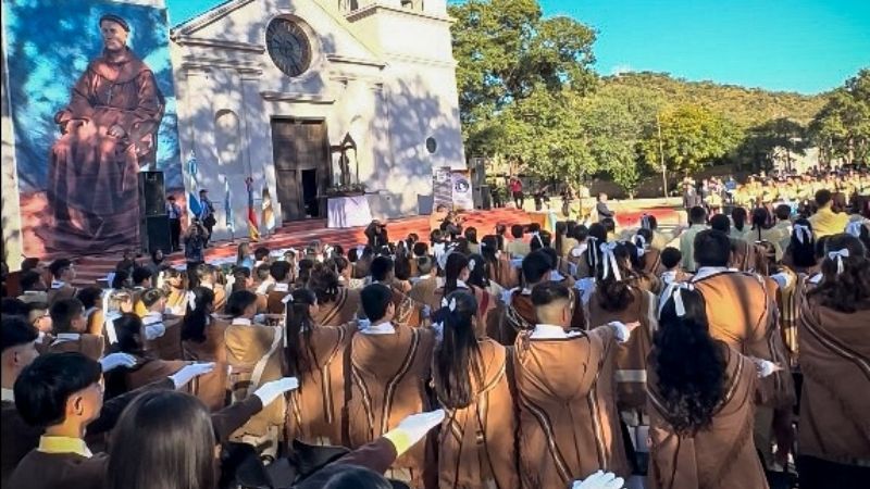 Estudiantes en la ceremonia de Promesa de Lealtad a la Constitución Nacional en Piedra Blanca