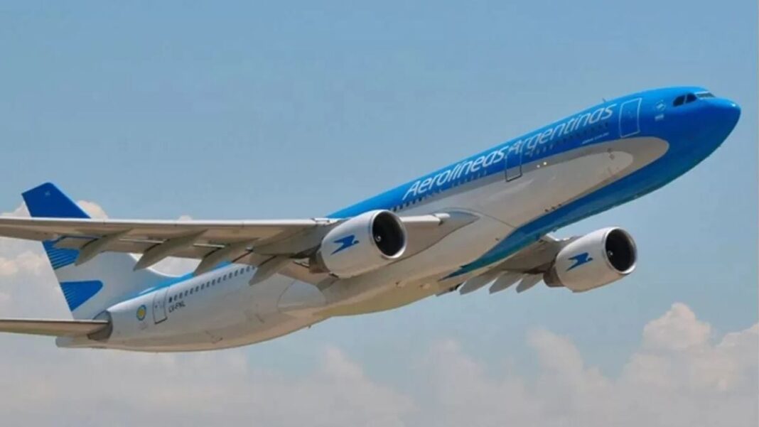 Avión de Aerolíneas Argentinas en pista de aterrizaje