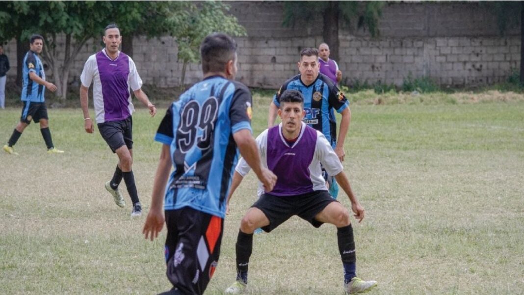 Jugadores de la Liga de Veteranos de Fútbol celebrando cumpleaños
