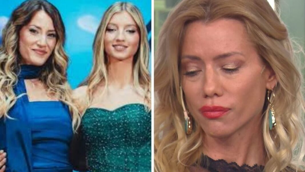 Allegra Cubero en su fiesta de 15 junto a familiares