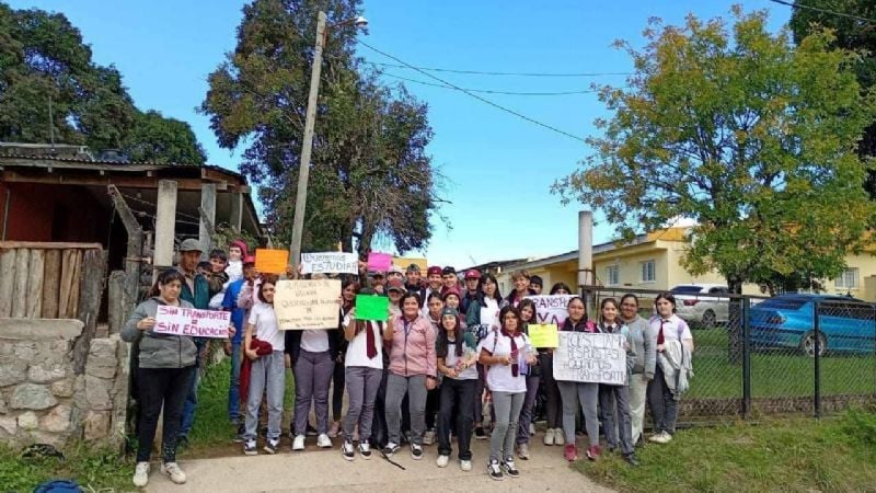 Protesta pacífica de familias por falta de transporte escolar en Catamarca