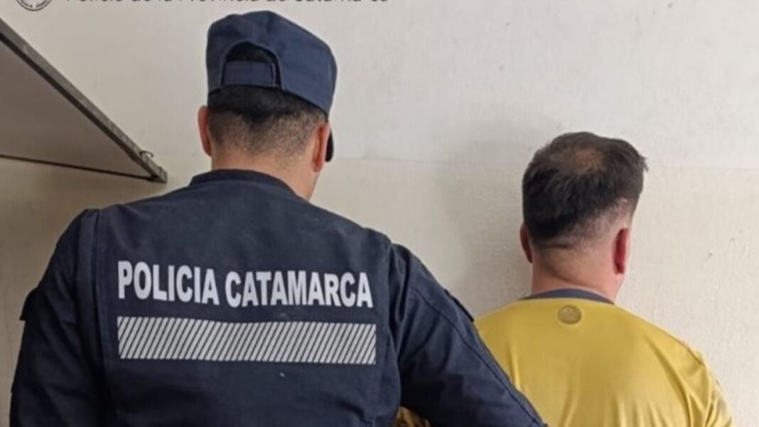 Policía en procedimiento de detención por violencia de género en Catamarca