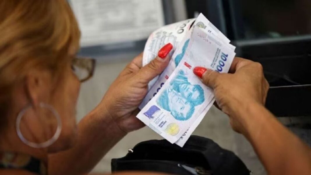 Jubilados y pensionados en ANSES consultando sus haberes de mayo 2026