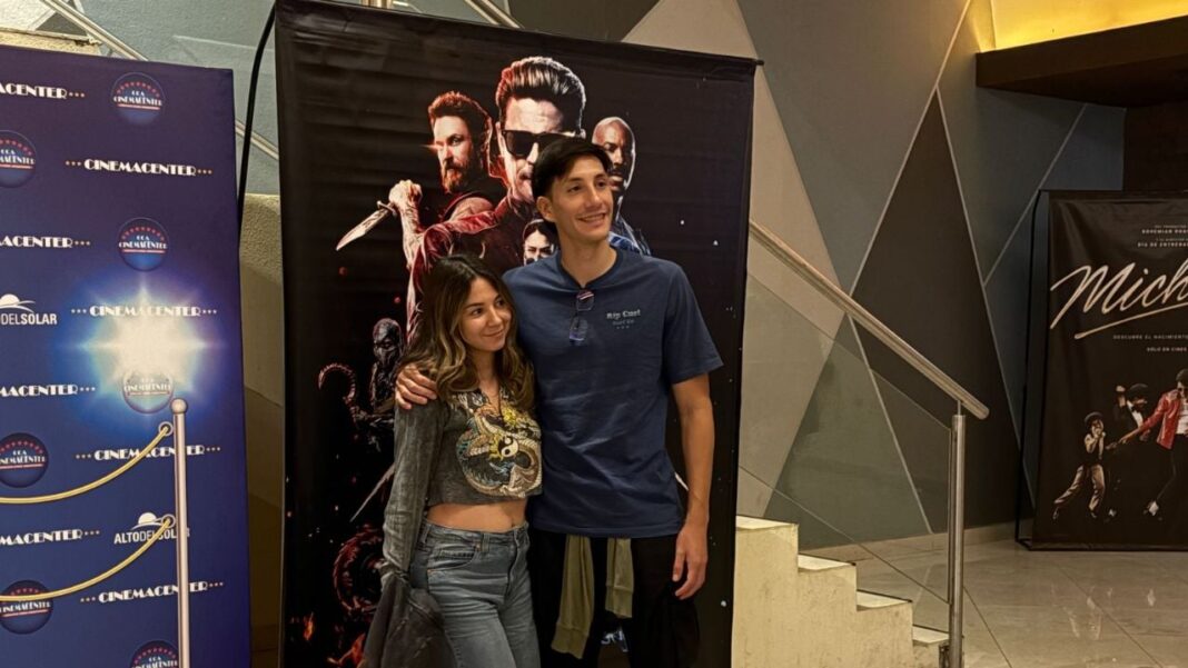 Público en la avant premiere de Mortal Kombat II en Altos del Solar, Catamarca