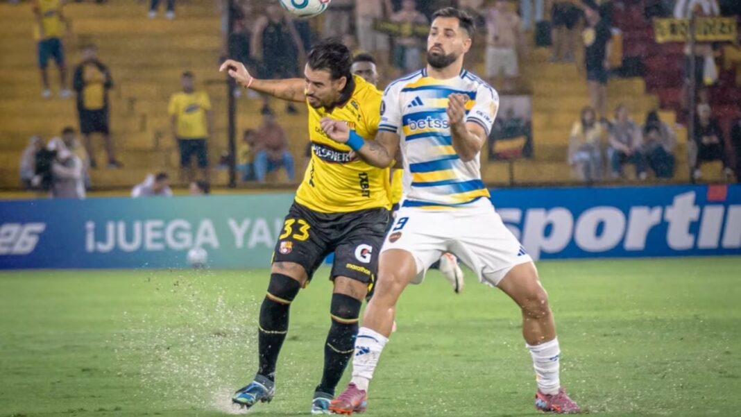 Jugadores de Boca Juniors y Barcelona de Ecuador en partido de Copa Libertadores
