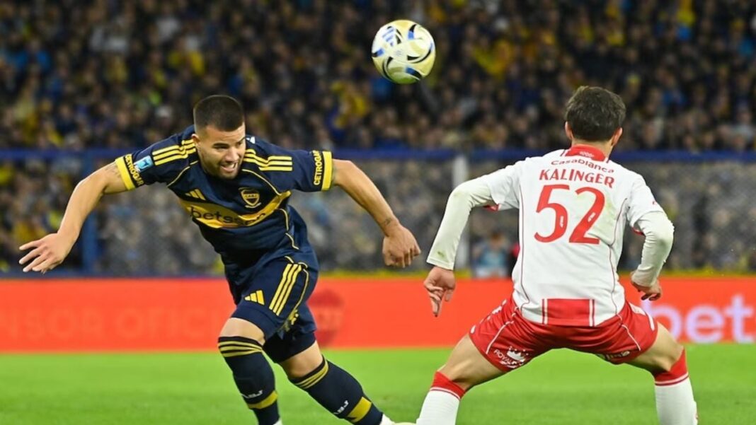 Partido de fútbol entre Boca Juniors y Huracán en la Bombonera