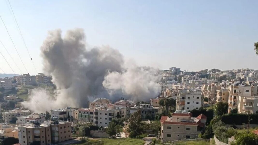 Vista de escombros tras bombardeos israelíes en el sur de Líbano