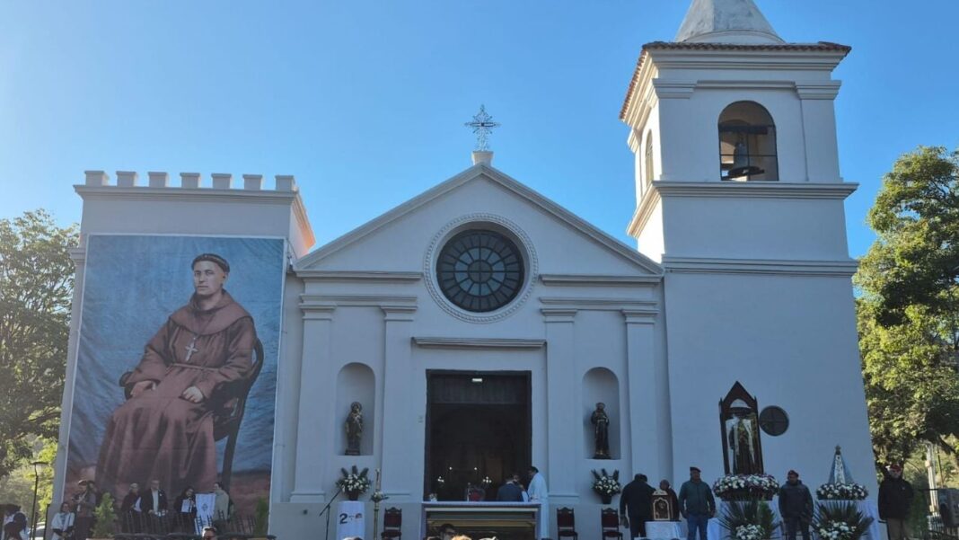 Fieles reunidos en la plaza frente a la Iglesia de San José de Piedra Blanca durante la celebración del bicentenario del Beato Mamerto Esquiú