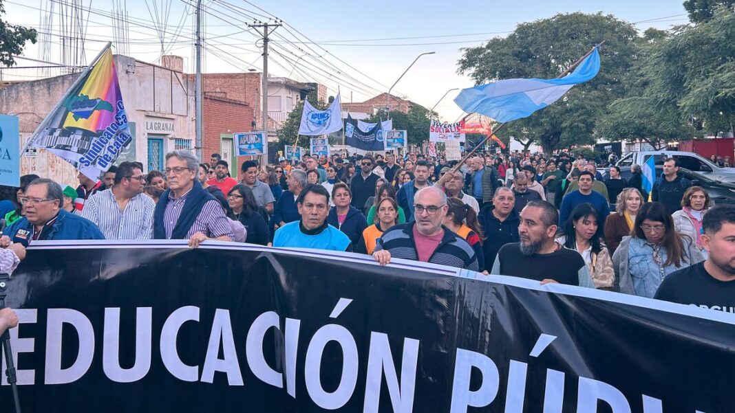Multitud marchando por las calles de Catamarca en defensa de la universidad pública