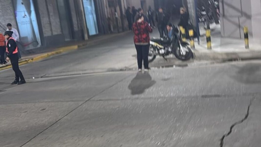 Intersección de calles Esquiú y 9 de Julio con vehículos accidentados y personal de emergencias