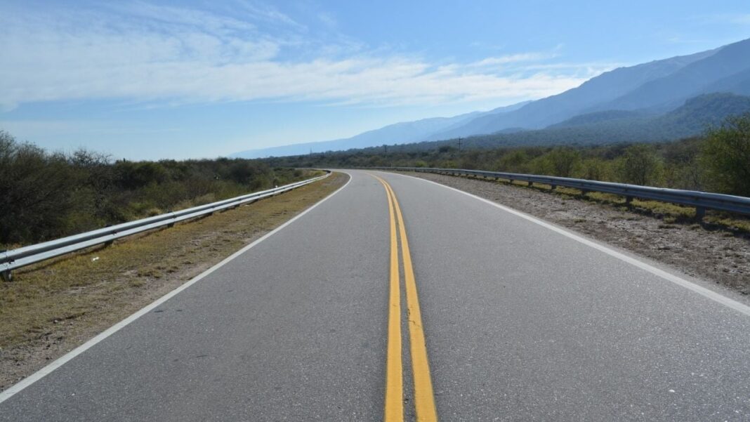 Ruta Nacional 38 en Catamarca con señal de advertencia de animales sueltos