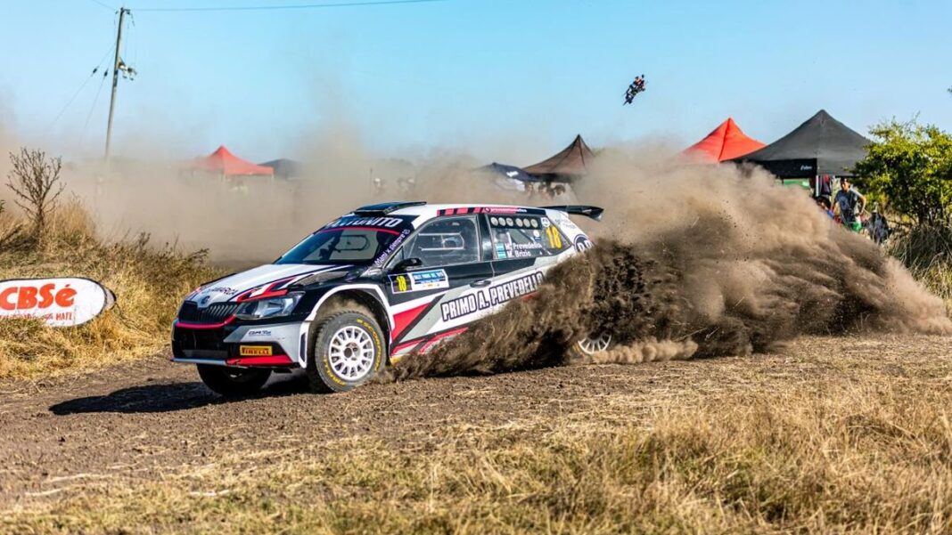 Competidores de rally sobre tierra