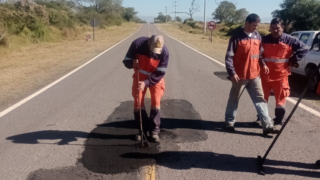 Trabajos de bacheo en la Ruta Nacional 64