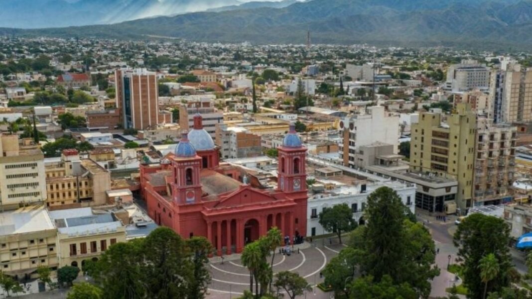 Cielo nublado sobre el Valle Central de Catamarca con indicación de lluvia y viento
