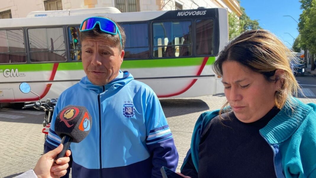 Manifestantes cortan el tránsito en la intersección de Maipú y República en Catamarca