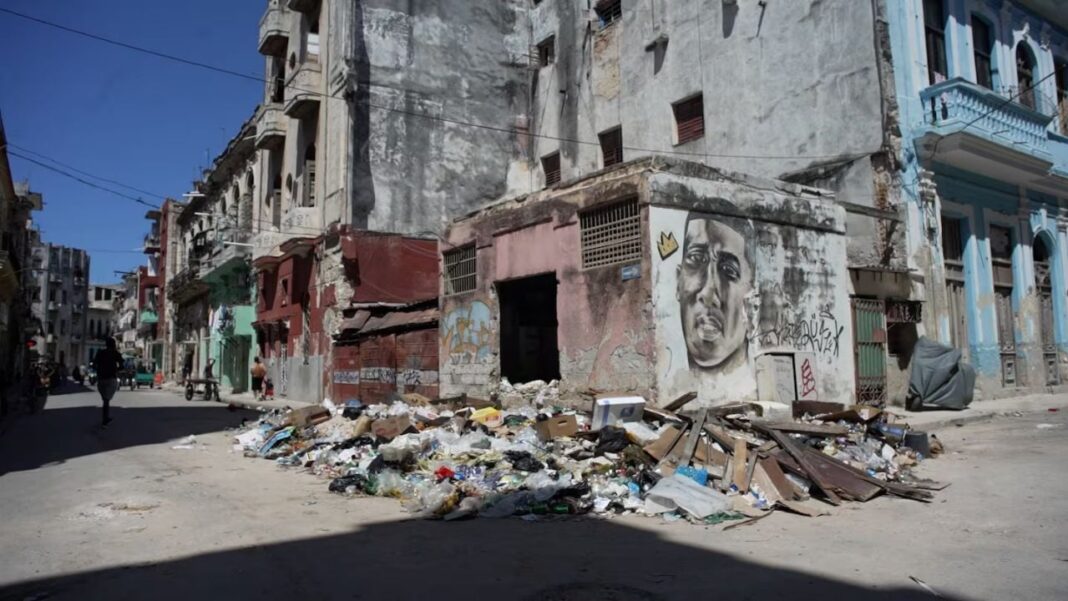 Escena callejera en La Habana con apagones y filas para comprar alimentos