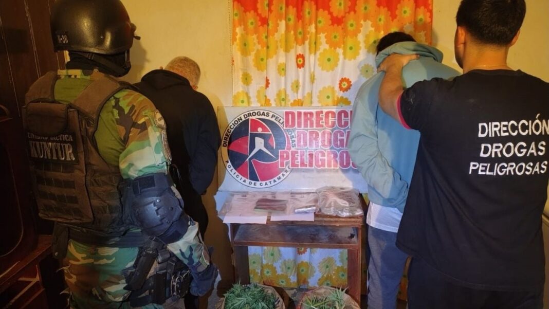 Policía durante allanamiento en Valle Viejo