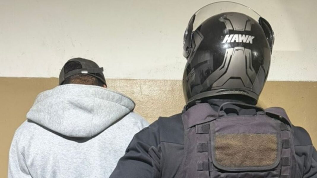 Policía en avenida Güemes al 500, Catamarca, durante la detención de un empleado gastronómico