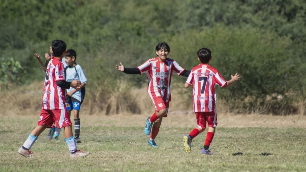 Niños y niñas jugando al fútbol en la Liga Chacarera de Catamarca
