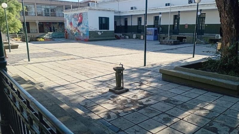 Docentes universitarios en protesta frente a la UNCA