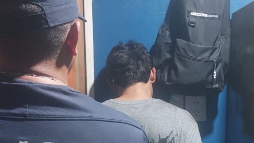 Patrullero policial en la vía pública durante la madrugada en Catamarca
