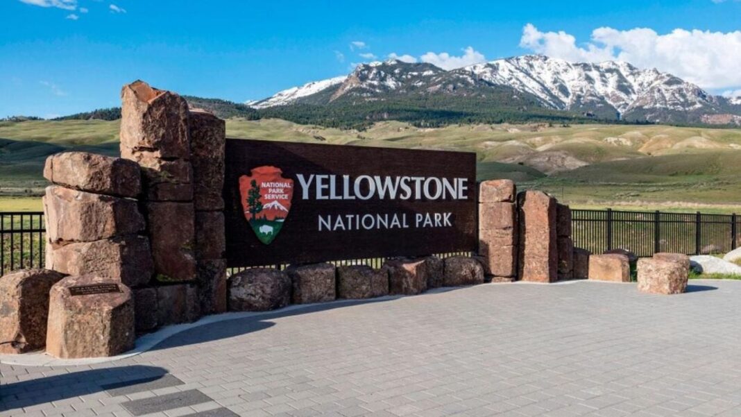 Sendero en el Parque Nacional de Yellowstone con señal de advertencia de osos