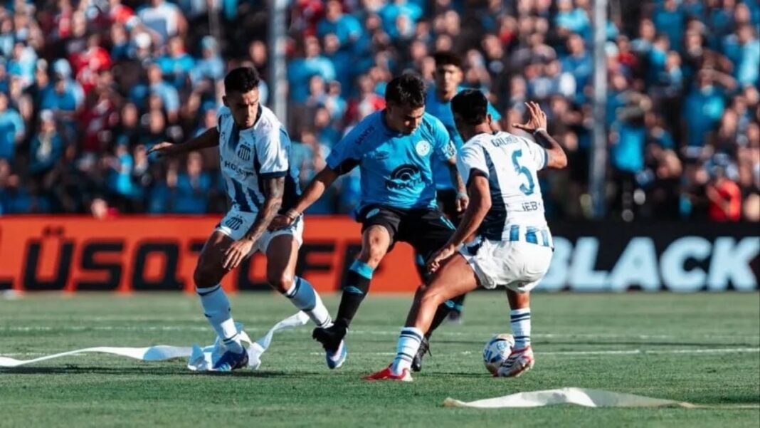 Estadio Mario Alberto Kempes con banderas de Talleres y Belgrano