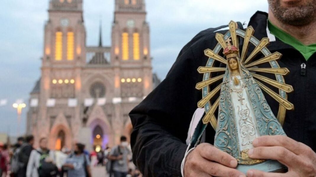 Calendario con la fecha 8 de mayo y fondo de bandera argentina