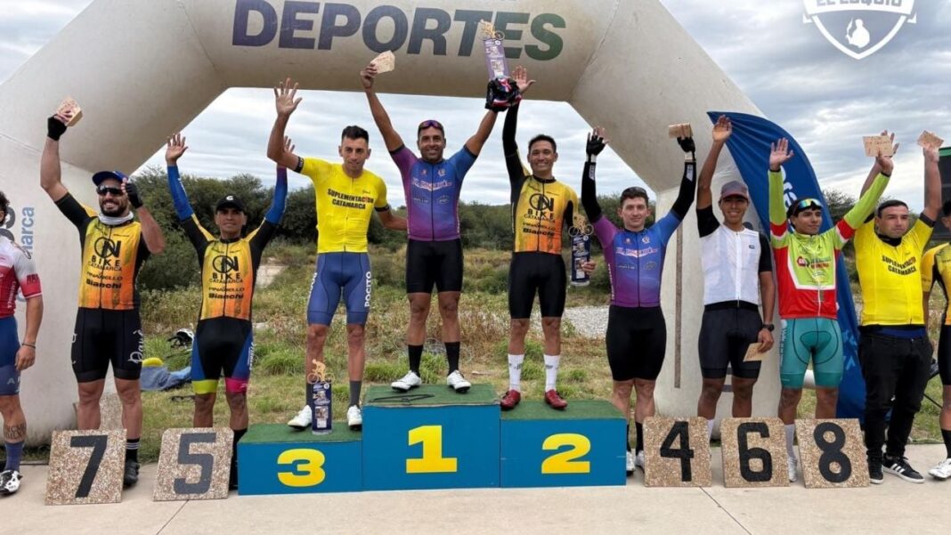 Ciclistas compitiendo en la Costanera del Río del Valle durante el Gran Premio Primo A. Prevedello