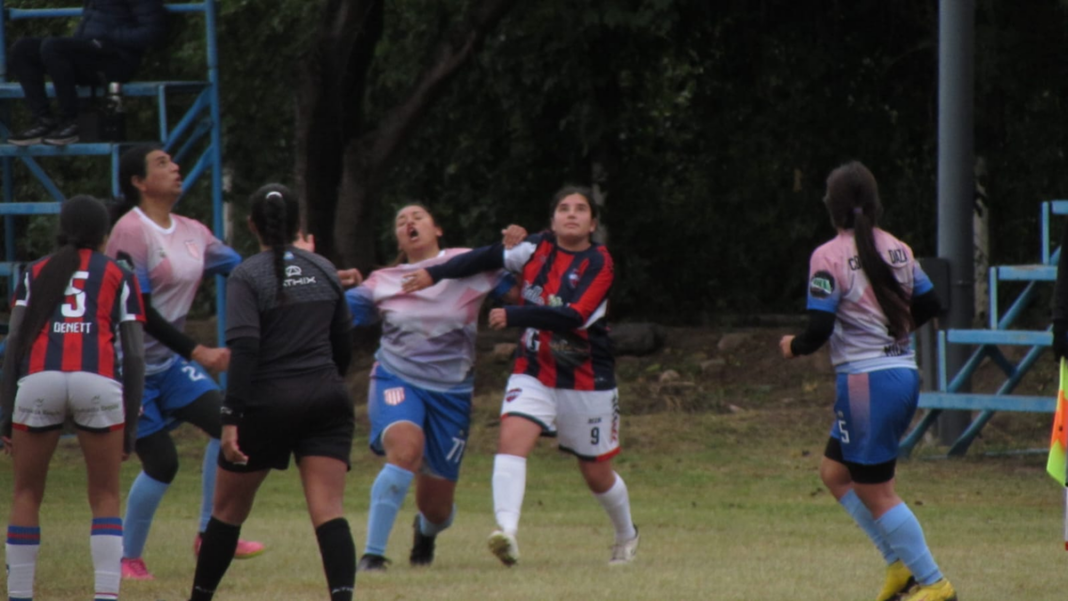 Partido de fútbol femenino en el Microestadio Evita de Fray Mamerto Esquiú