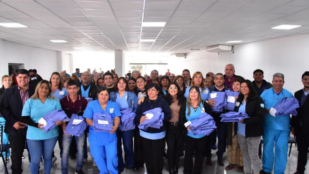 Ministra Johana Carrizo entrega indumentaria a agentes sanitarios en Catamarca
